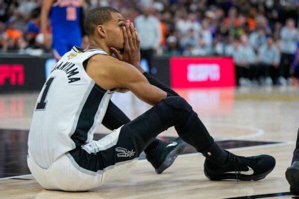 Chris Bosh cautions Wemby on blood clots: 'Take your medicine