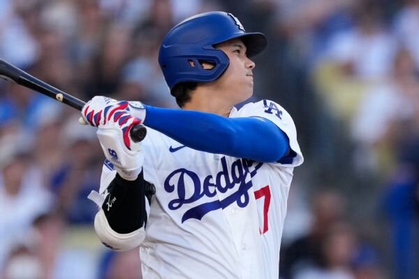Shohei Ohtani out vs. Mariners with sore knee; Dodgers cite precaution