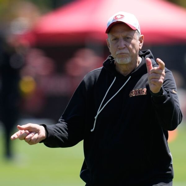 Foerster oversees 49ers practice with on-mend Shanahan nearby