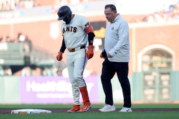 Giants 3B Casey Schmitt exits early with apparent leg injury