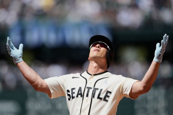 Mariners reinstate Rob Refsnyder from IL, DFA Buddy Kennedy