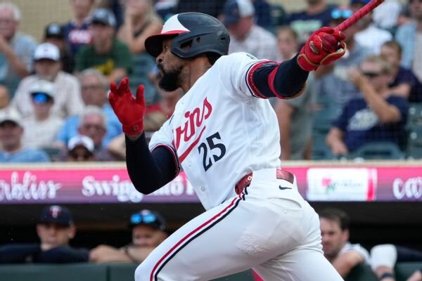 Twins' Byron Buxton exits with right hip soreness vs. Royals