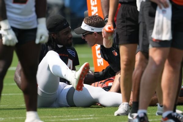 Bengals' Shemar Stewart carted off with left leg injury