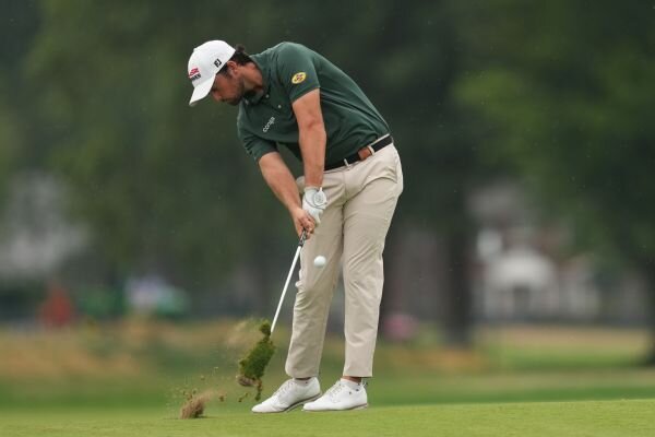 Riley jumps ahead by 1 stroke at Rocket Classic after firing 63