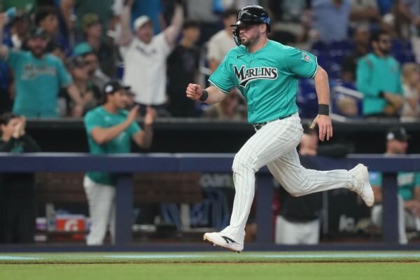 Sources: Rays trade for Marlins catcher Liam Hicks