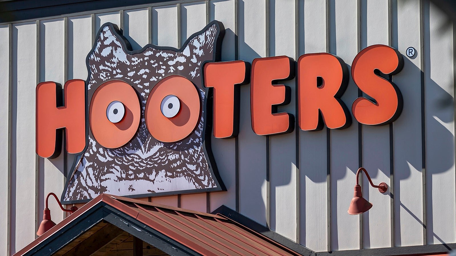 The Founders of Hooters Are Making a Buddy-Comedy Movie About the Restaurant Chain's Origin Story