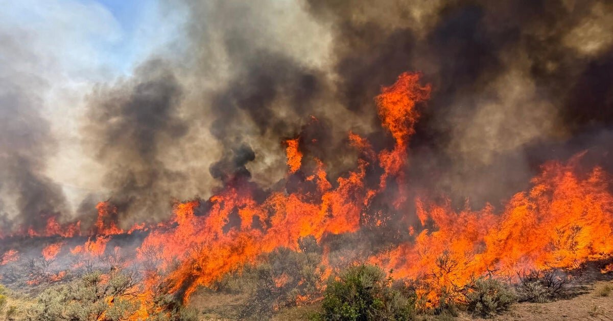 Helicopter fighting massive Utah wildfire crashes, no word on 2 people aboard