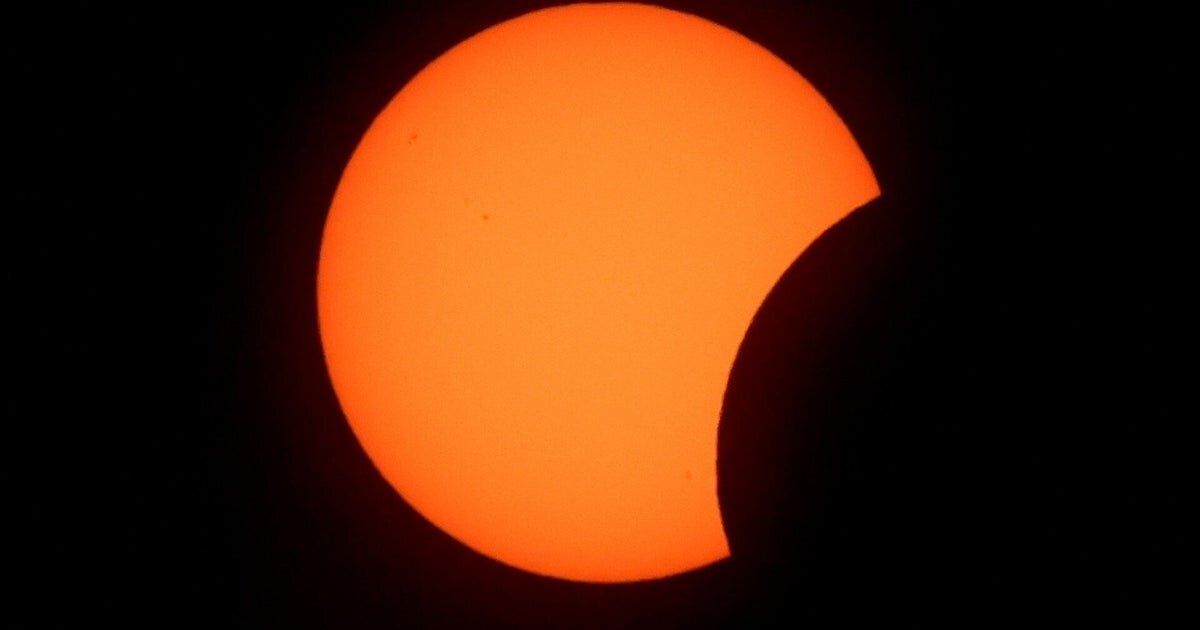 Witnesses describe total solar eclipse: "Absolutely amazing