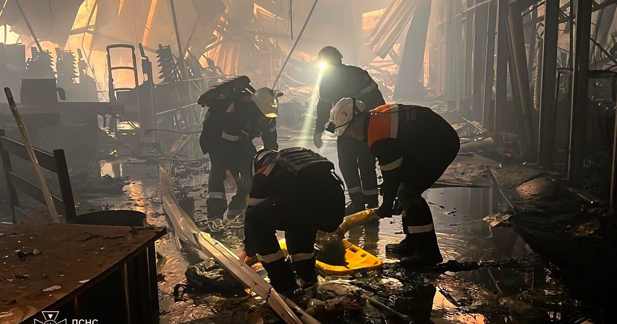 Russian strike on Ukraine kills at least 2, a day after deadly mall attack