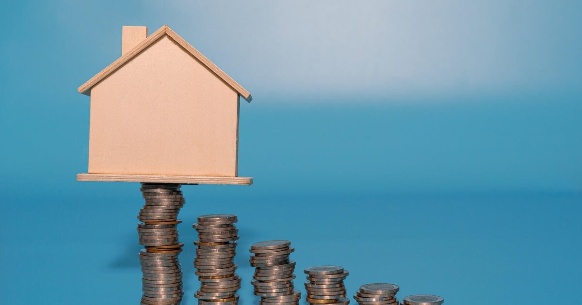 How to negotiate a lower home price in today's economy, according to experts