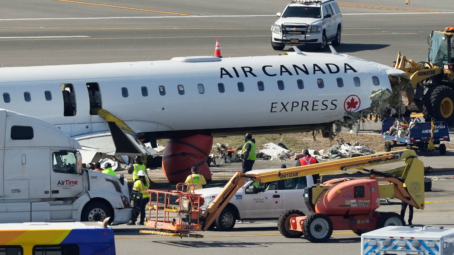2 air traffic controllers left early on night of deadly LaGuardia plane collision, FAA finds