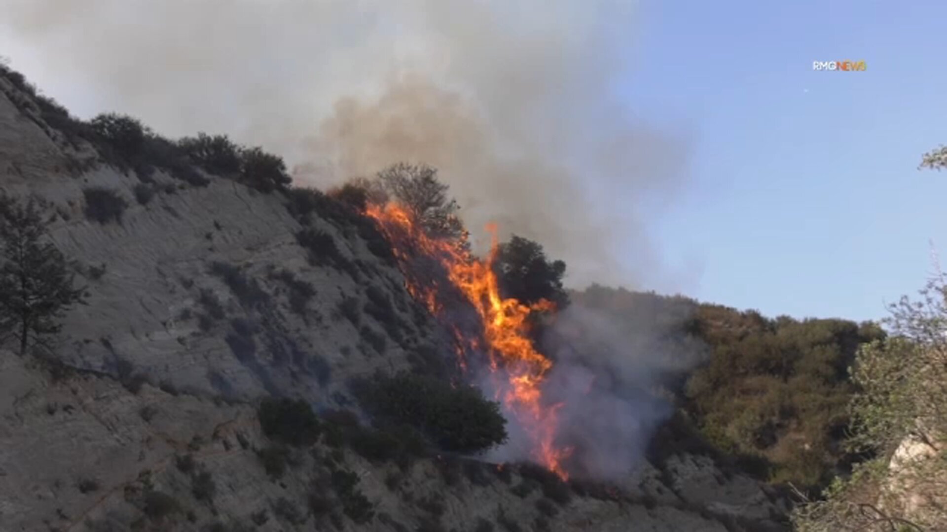 Evacuation warnings lifted after brush fire burns at least 20 acres in Santa Clarita