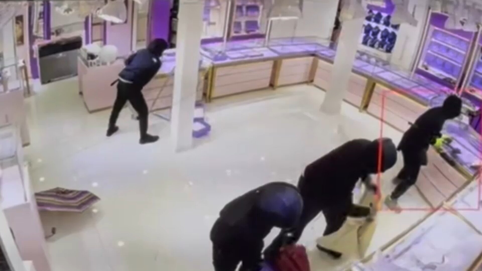 About $1M in jewelry stolen during brazen smash-and-grab at Woodbridge shop