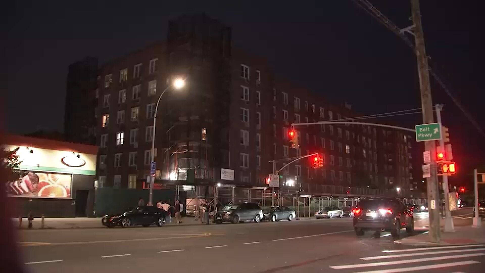 Apartments evacuated after scaffolding comes loose from Brooklyn building