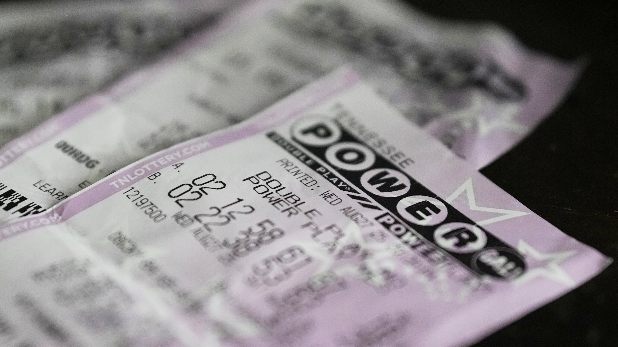 Powerball jackpot rises to $975M after Monday night's drawing ends without a big winner