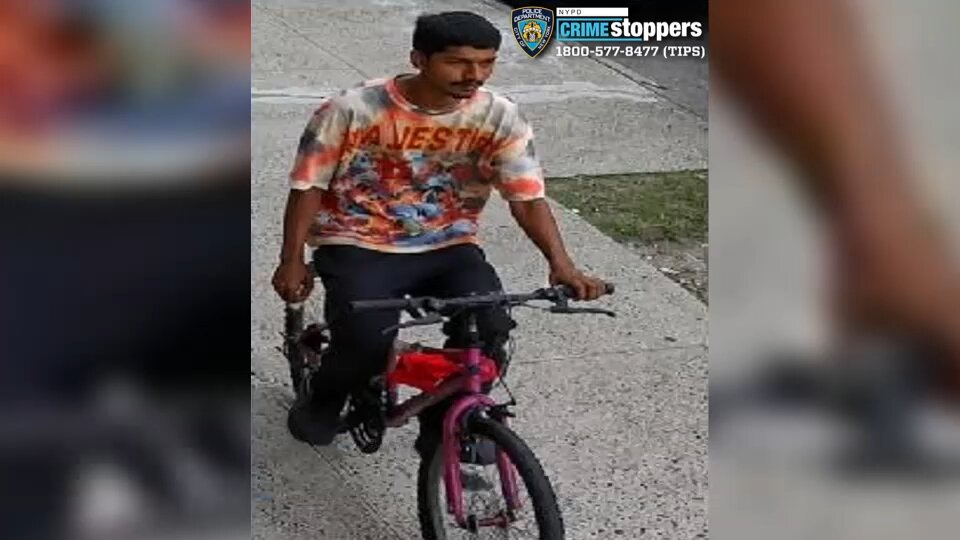 Police search for suspect accused of stealing jewelry from women in Queens