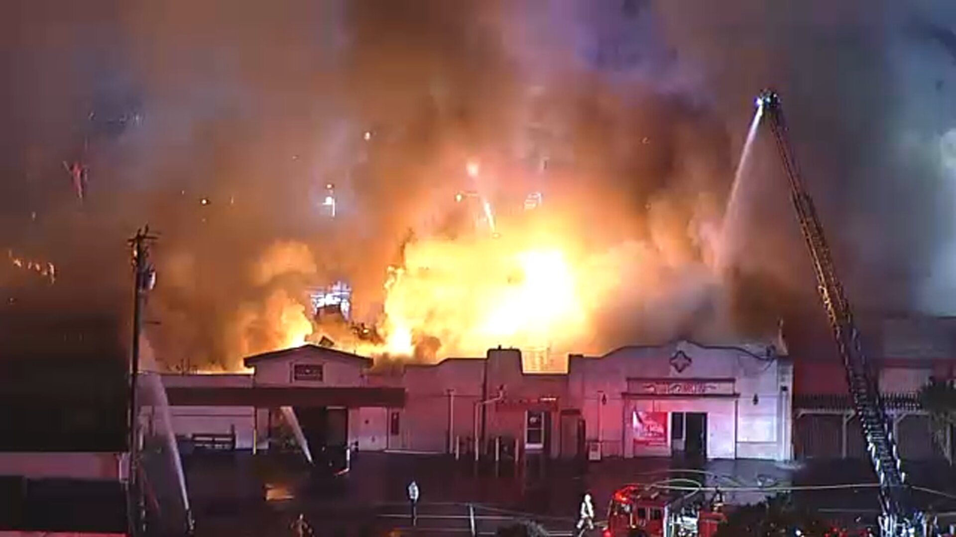 Raging fire breaks out at Newhall restaurant, flames spread to adjacent businesses