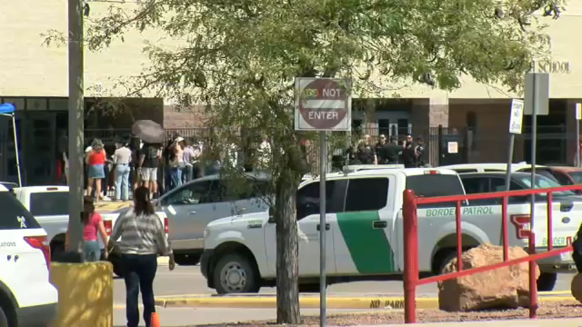 Suspect in custody after 3 students stabbed at high school in El Paso, authorities say