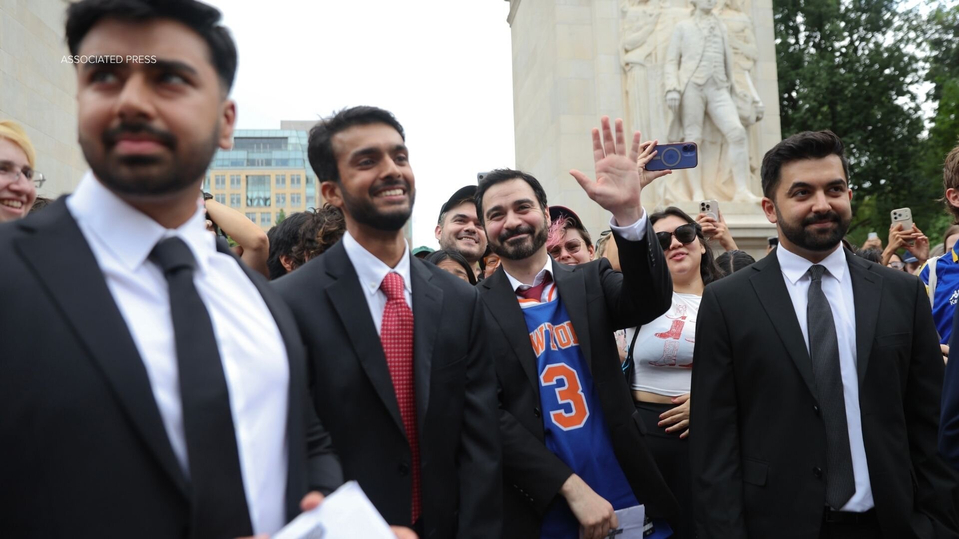 Large crowd, contestants gather for NYC Mayor Mamdani lookalike contest in Washington Square Park