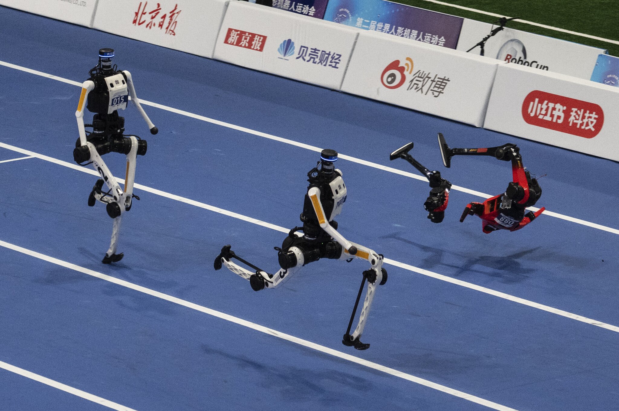 World humanoid robot games show runners breaking records, bursting into flames