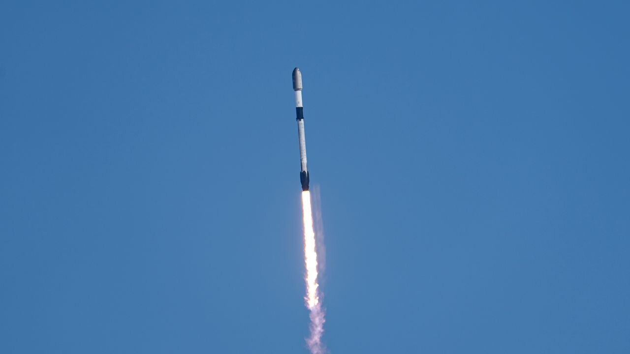 SpaceX launches 24 Starlink satellites to orbit from California (video)