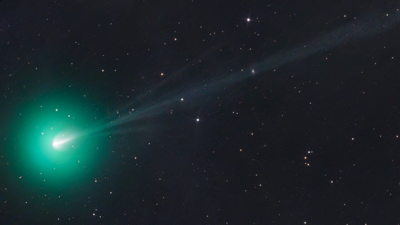 Green comet caught soaring over Namibia