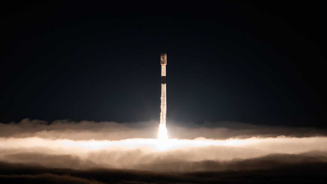 SpaceX sends 27 Starlink satellites to orbit on 100th Falcon rocket launch of the year (photos)