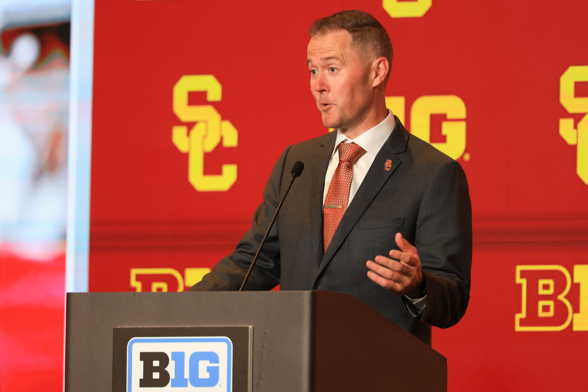 Battle for Los Angeles: Temperature gauge reading very differently for USC, UCLA with college football season mere days away