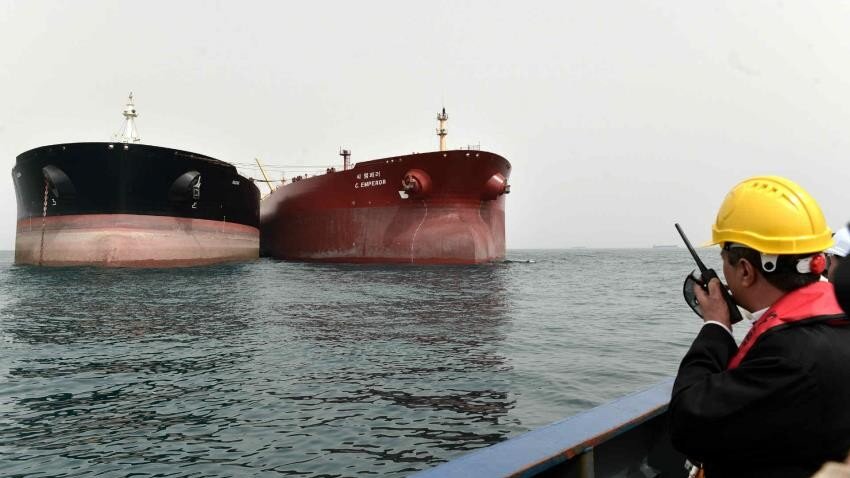 Oil Drops as Tankers Begin Moving More Gulf Crude