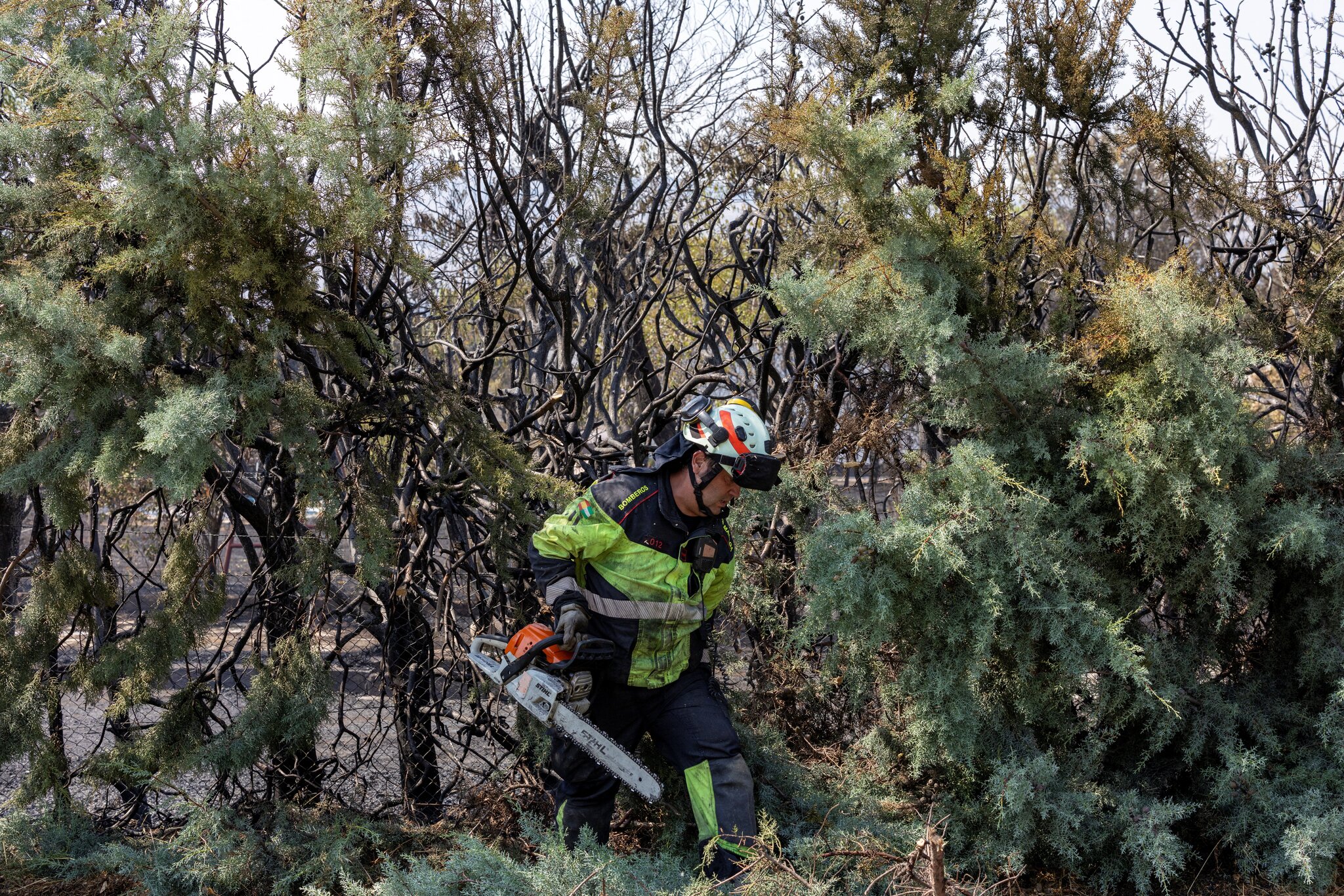 Spanish firefighters describe how 'alarming' blaze is forcing them to change tactics