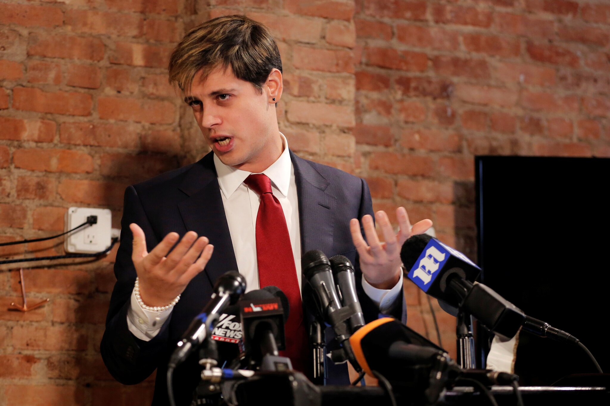 Far-right British provocateur Milo Yiannopoulos has been deported after his immigration arrest in U.S.
