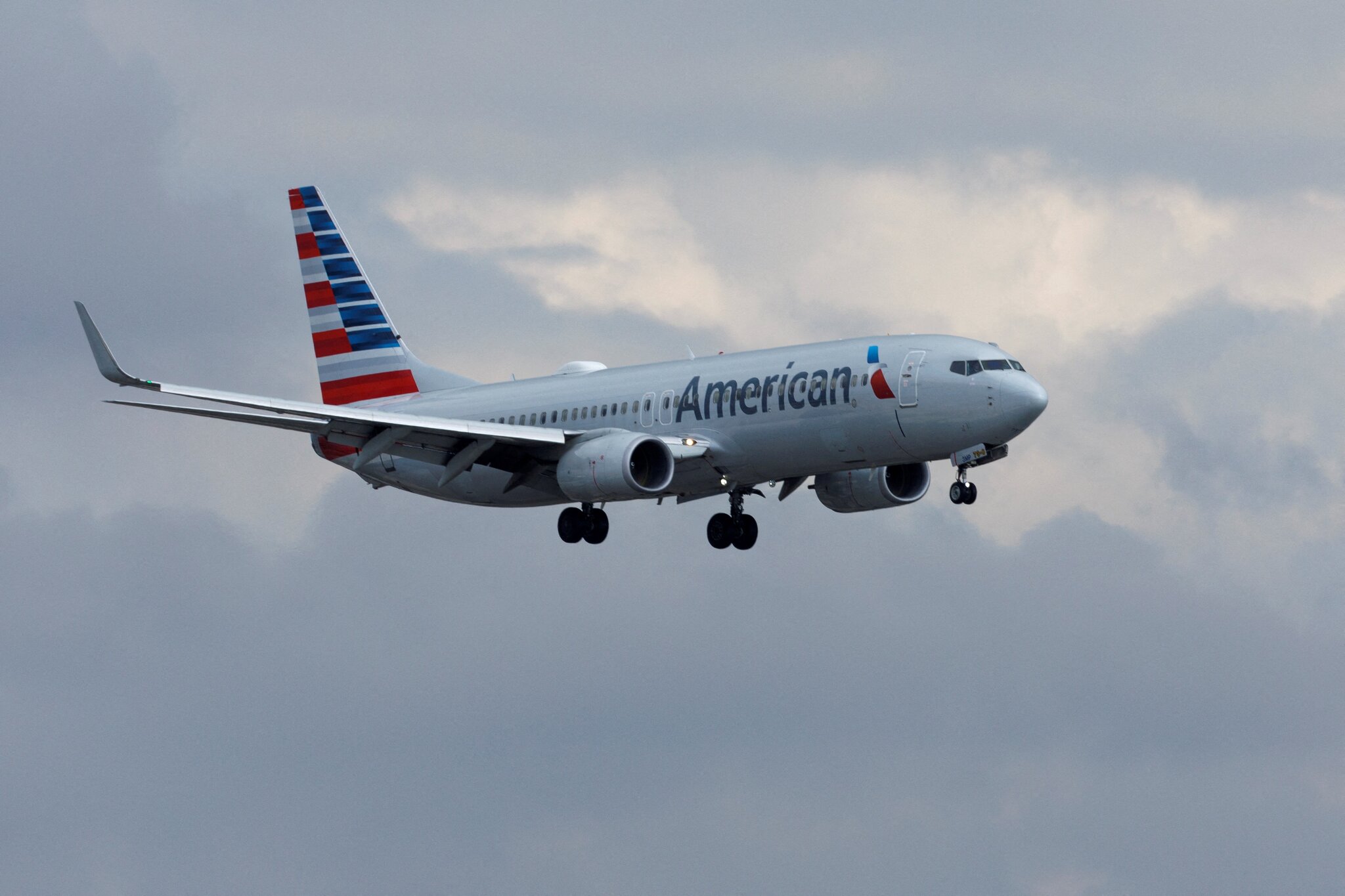 Quick-thinking controller helps 2 planes with same flight number avoid possible disaster