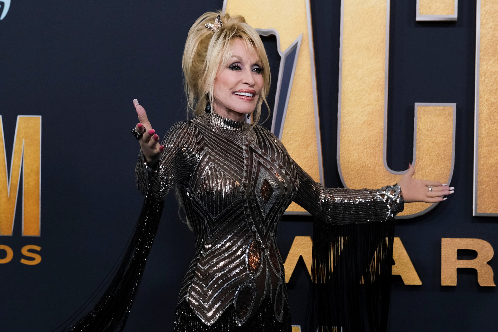 Tennessee's governor boosts fan-led push to rename Nashville airport for Dolly Parton