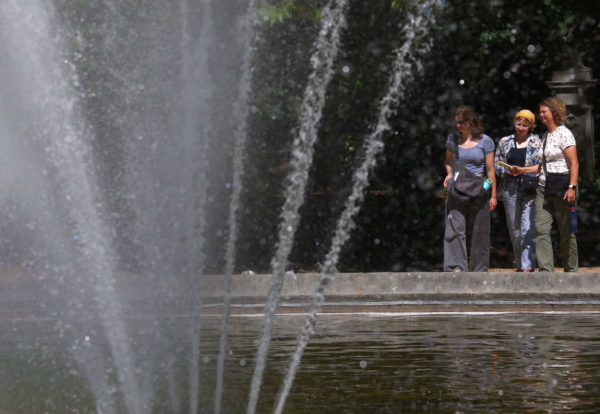News Wrap: Record-breaking heat wave grips Europe
