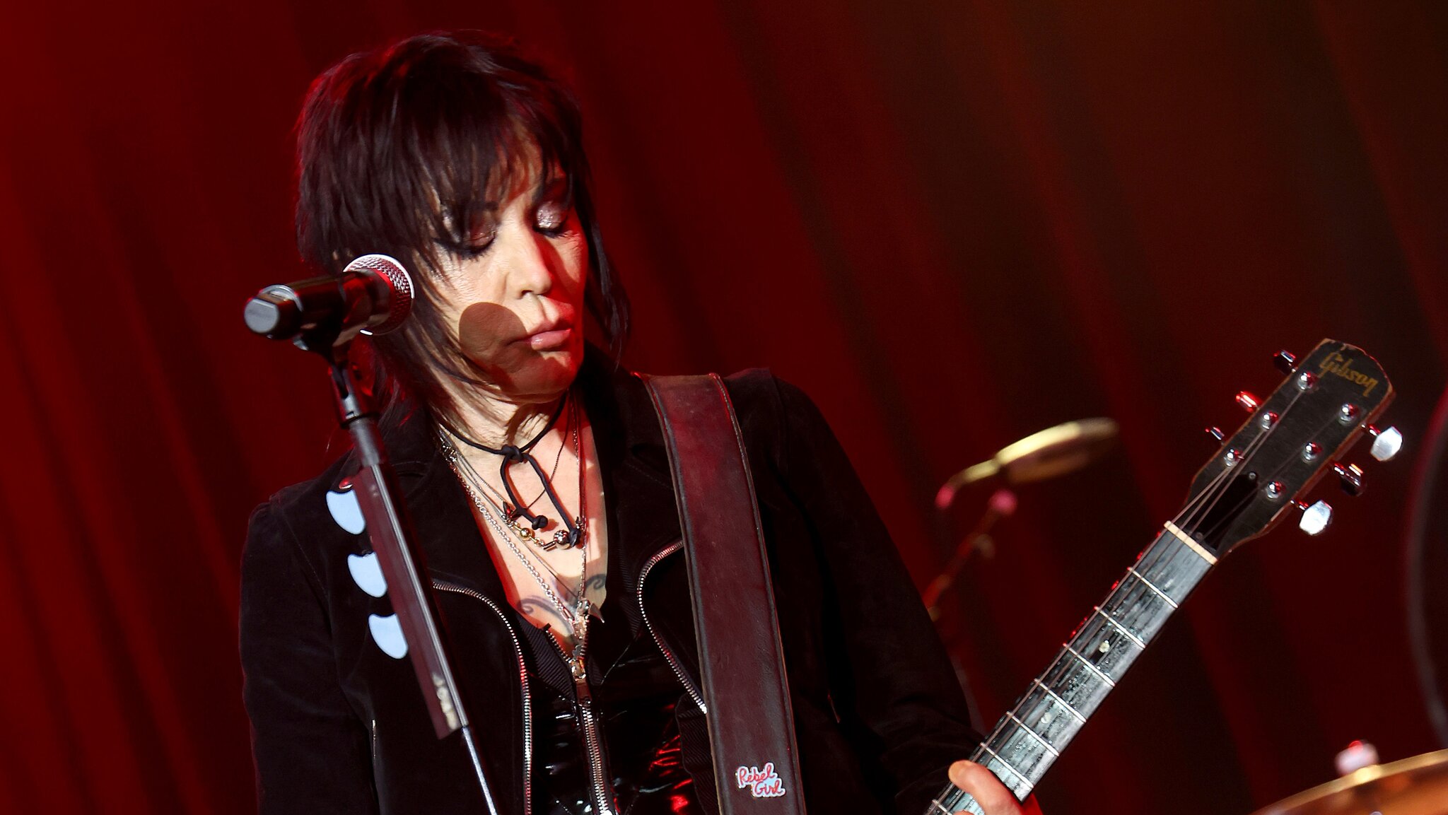 Joan Jett Cancels Tour Dates While Recovering From Surgery On Fractured Vertebrae