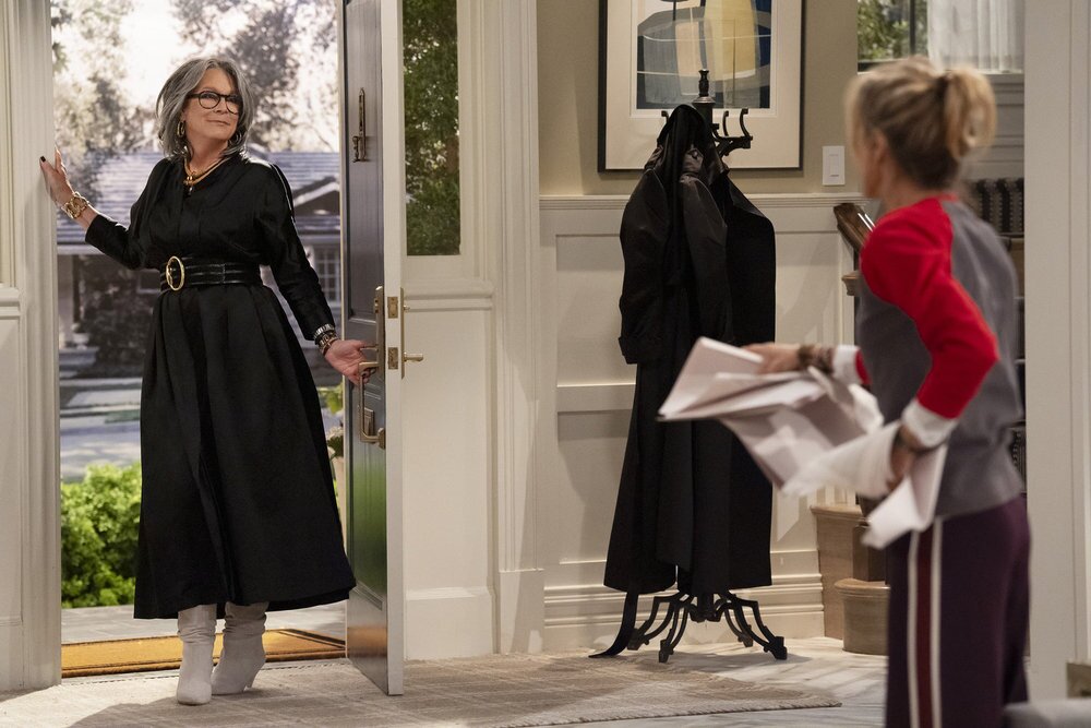 Newlyweds’ Jamie Lee Curtis On Why She “Begged” Her Agents To Get Her A Sitcom & Why Multi-Cam Sitcoms Are Primed For Comeback