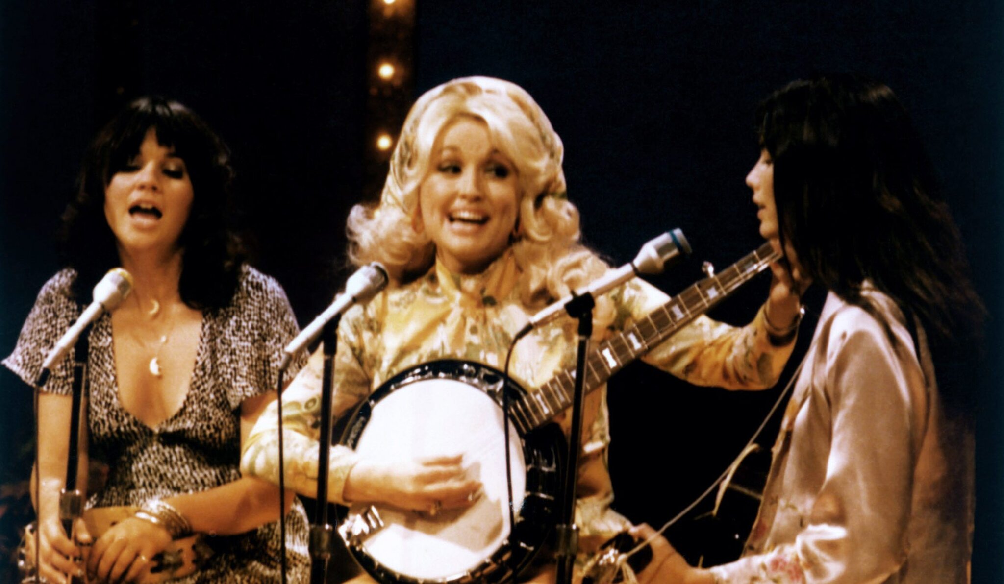 Linda Ronstadt Makes Rare Public Statement To Honor Dolly Parton: “The World Is A Poorer Place Without Her
