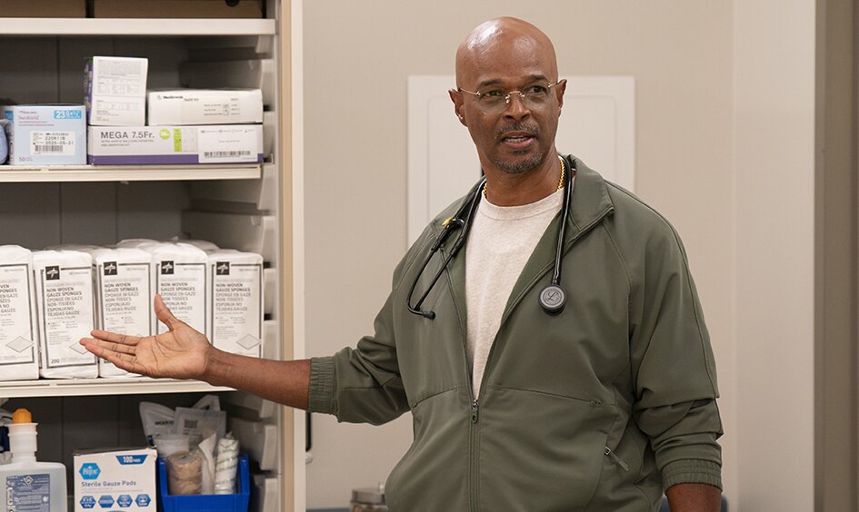 Damon Wayans To Guest Star On NBC’s ‘St. Denis Medical’ Season 3 Premiere In ‘In Living Color’ Reunion; First-Look Photo