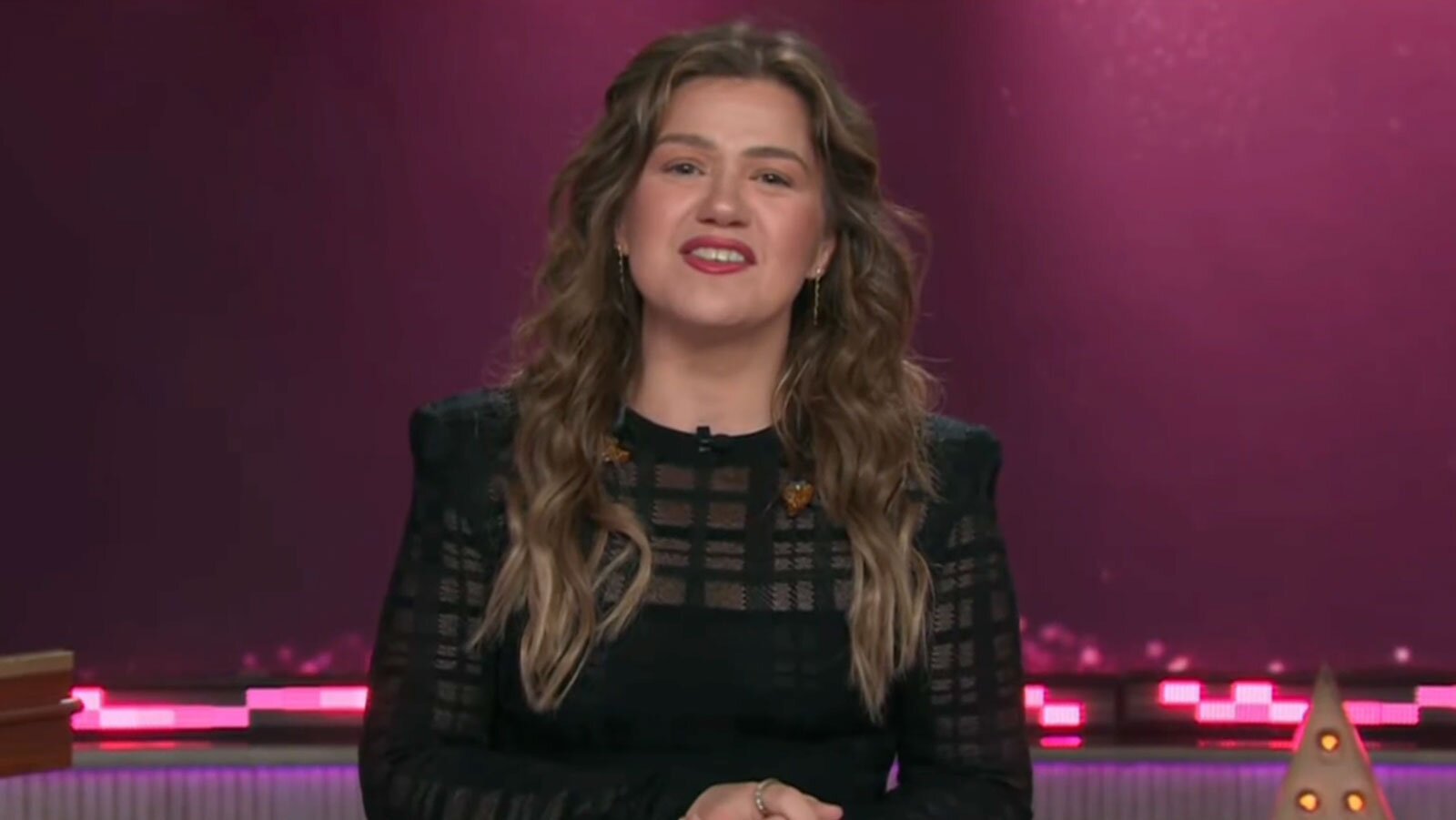 Kelly Clarkson Says Goodbye To Daytime Talk Show Amid Tears, Her Kids & Kellyoke: “You Don’t Have To Attend The Negative Party…