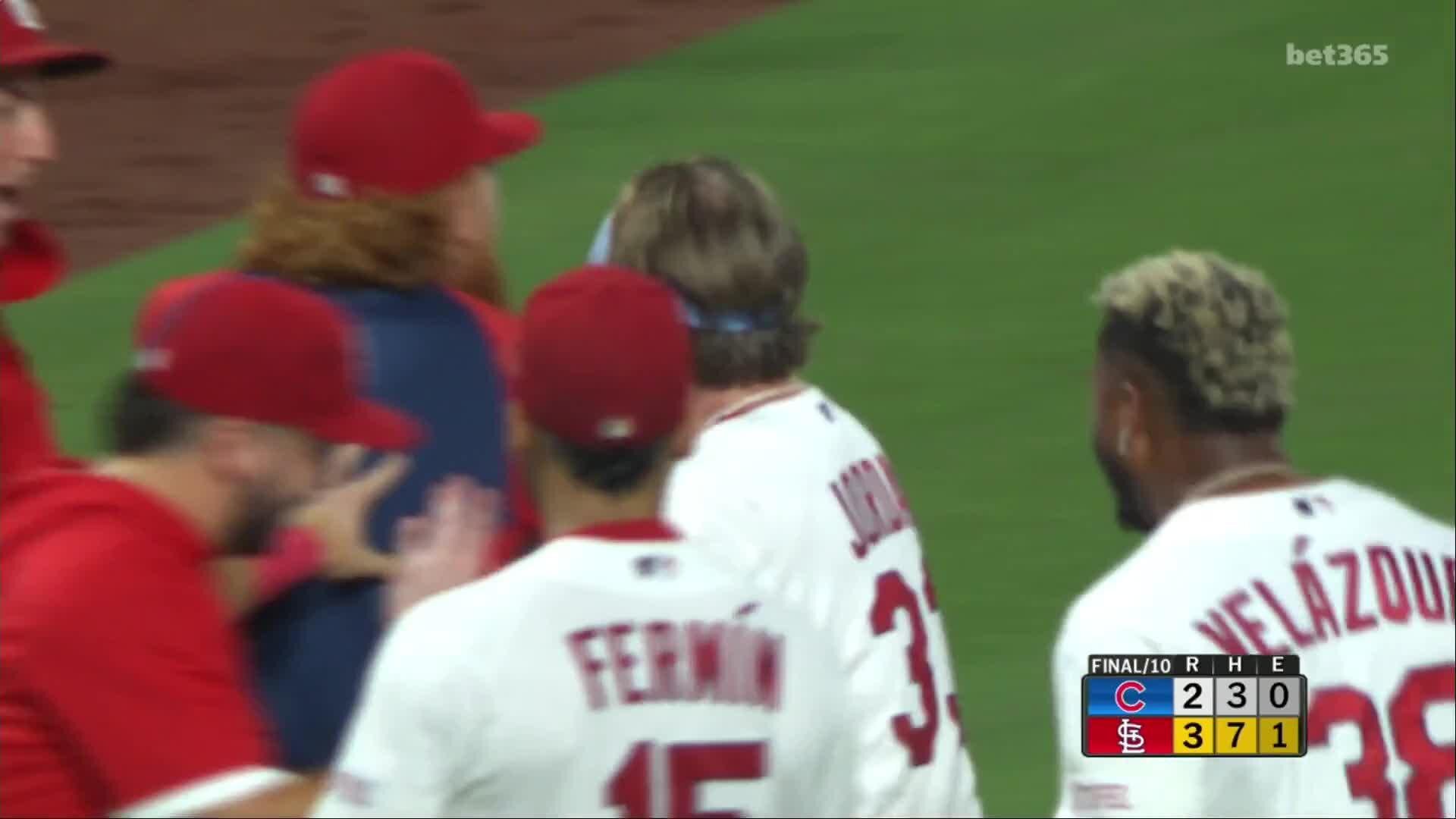 Cardinals walk it off in extras to top Cubs