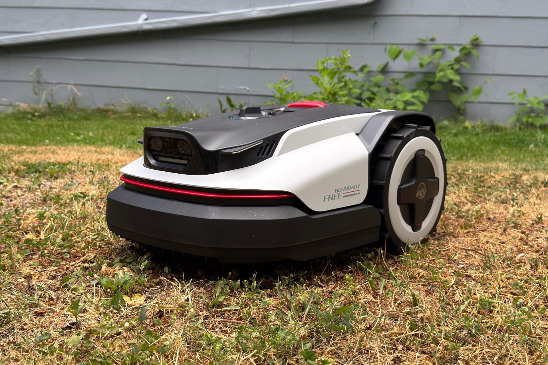 Roborock RockNeo Q110H Review: A Quiet and Capable Robot Lawn Mower