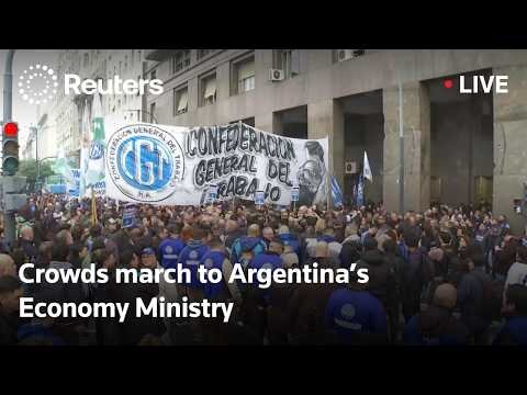 Crowds march to Argentina's Economy Ministry