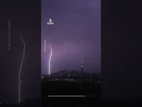 Lightning bolt strikes Mecca’s clock tower