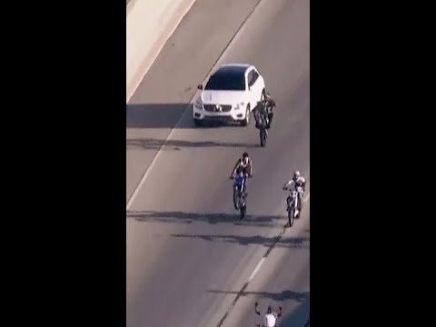Driver weaves through traffic during high-speed chase