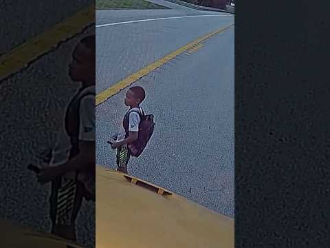Driver speeds by school bus as children start to cross