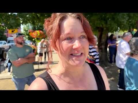Tears flow as fans mourn Dolly Parton