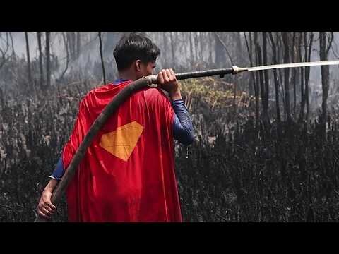 Teenage 'Superman' fights wildfires to save home in Indonesia
