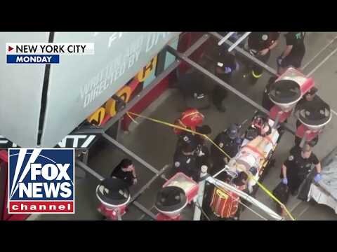1 dead, 1 injured in stabbing spree in Times Square