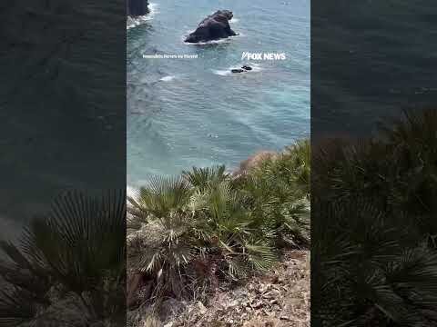 Beachgoers ABANDON shore as migrant boat arrives on Spanish coast #shorts