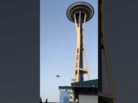 Police look for parachuters who jumped off Space Needle